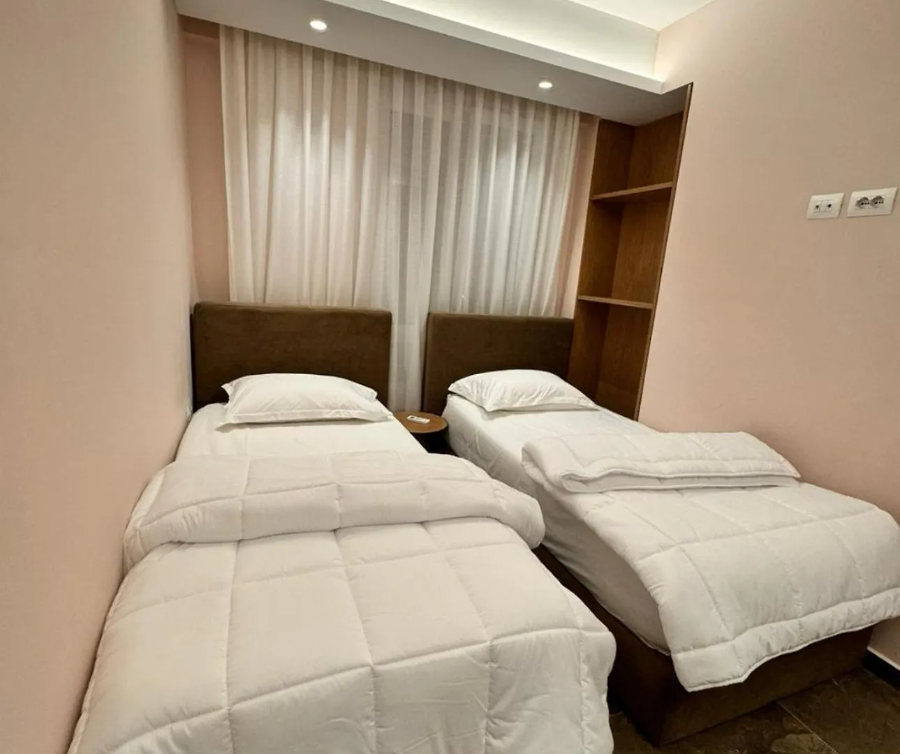טיראנה Noon Apartments אלבניה