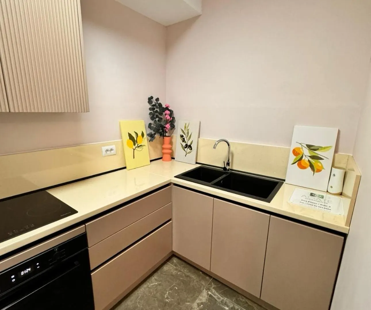 טיראנה Noon Apartments אלבניה